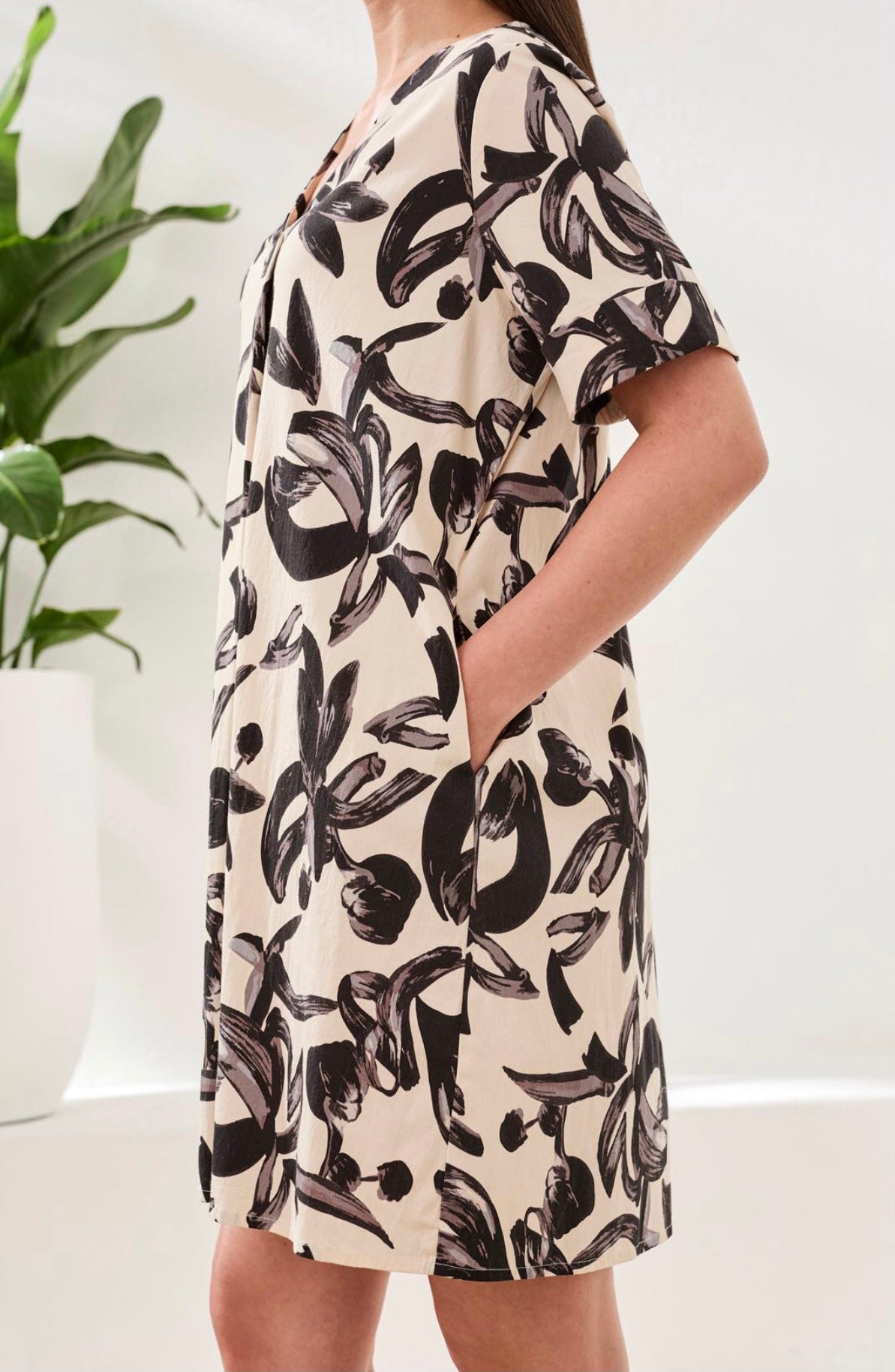 TRIBAL DRESS S/S V-NECK