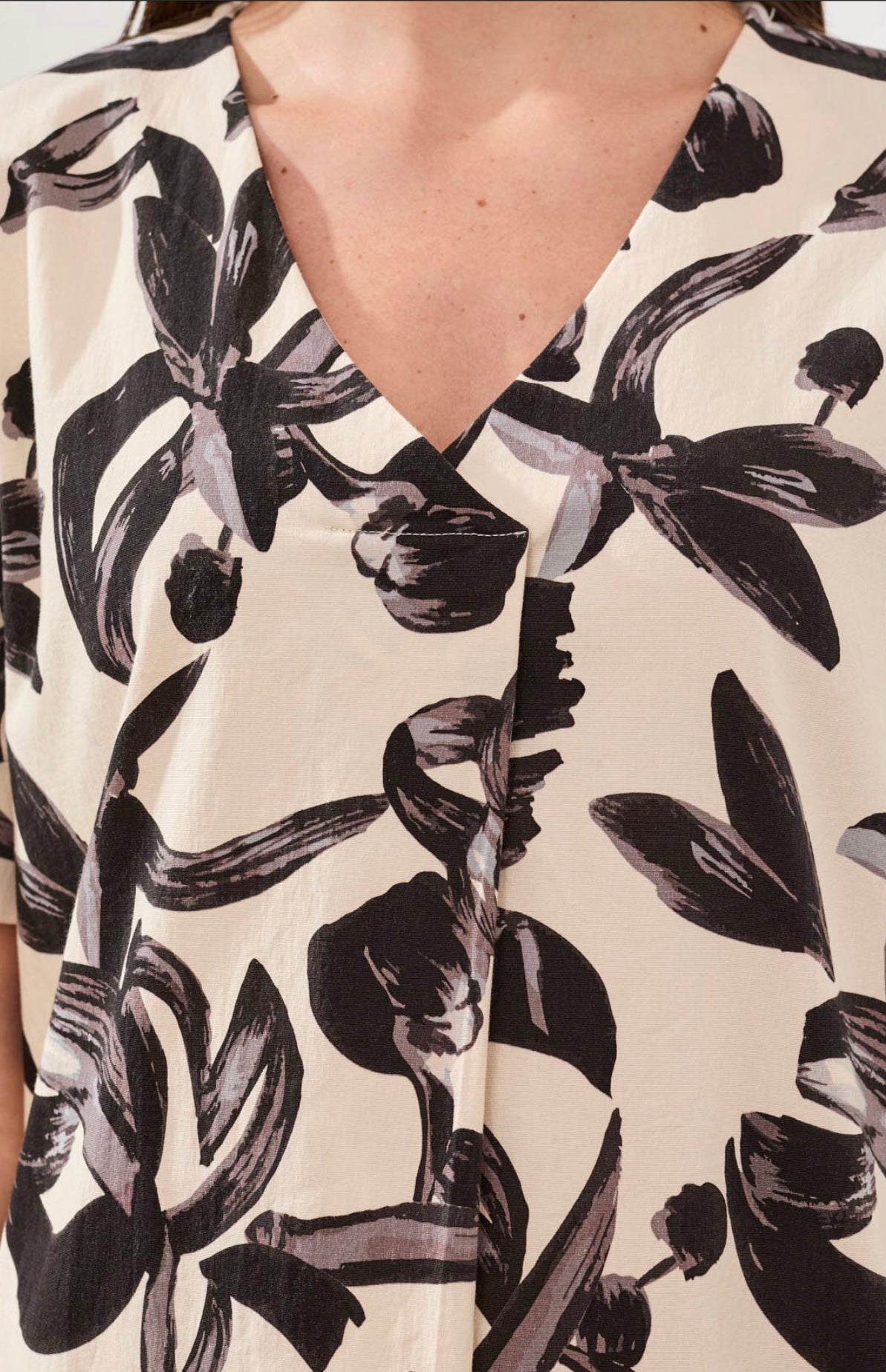 TRIBAL DRESS S/S V-NECK